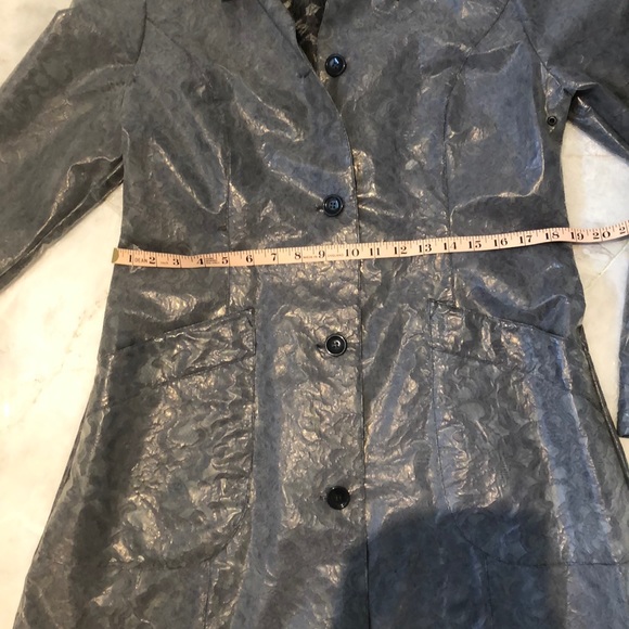 Raincoat: button up, Lace detail - Picture 6 of 9